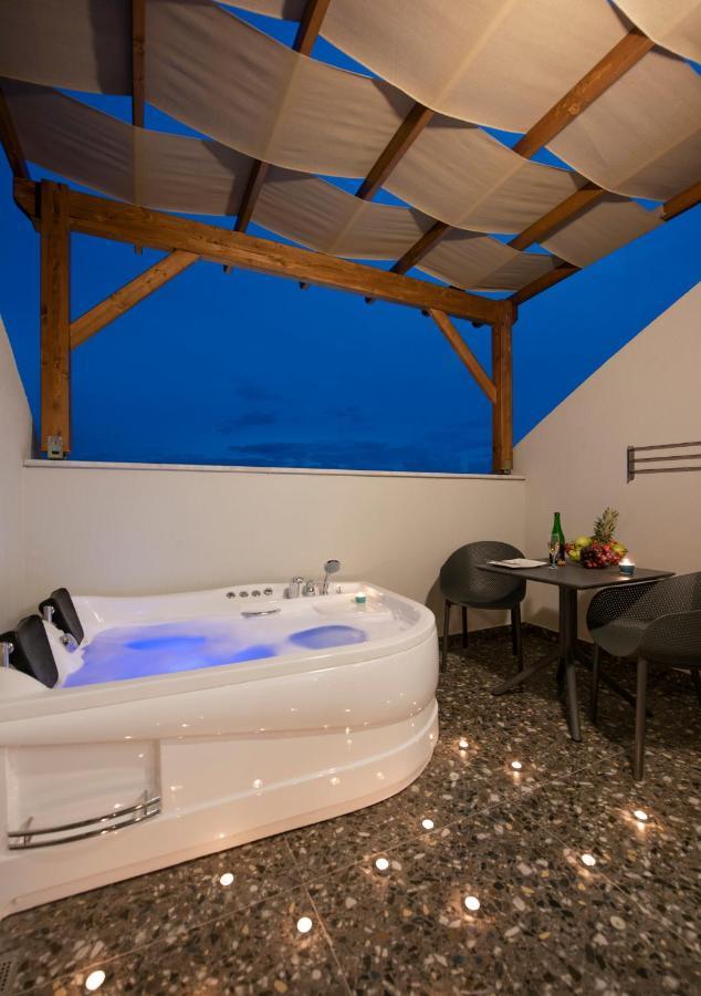 A Suite Side Luaran gambar