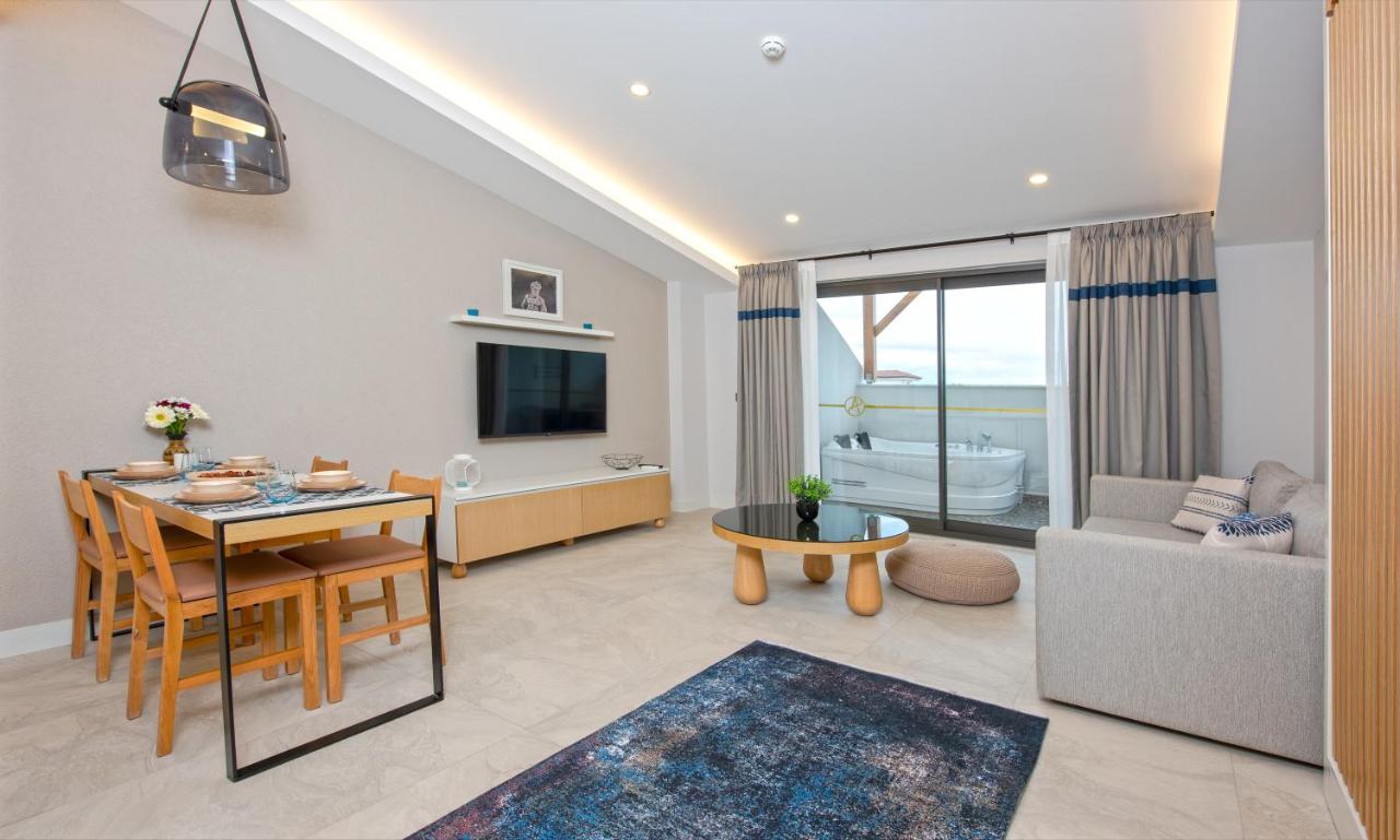 A Suite Side Luaran gambar